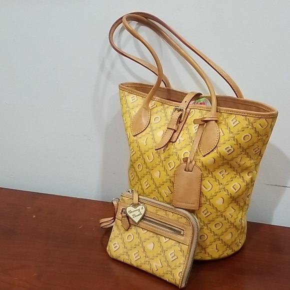 Dooney & Bourke puzzle bucket bag&wristlet wallet - Picture 2 of 16